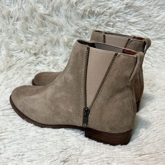 Frye Carly Zip Chelsea Flat Boots Booties Ash Beige Suede Size 7.5 - Picture 1 of 6